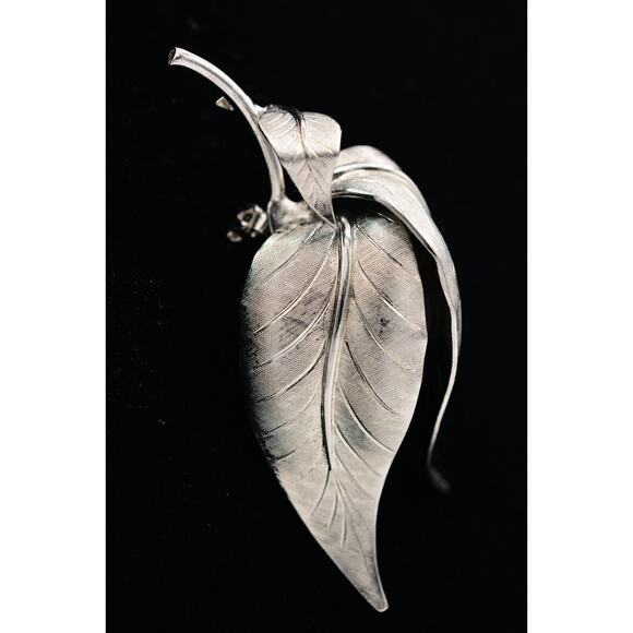 Vintage 3D Leaf Pin Brooch Textured Silver Metallic Shiny Chunky 1970s Bin5A - Picture 2 of 12